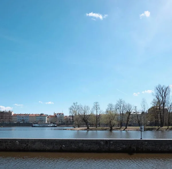 Avkopplande Utsikt Över Floden Vltava När Passerar Genom Prag Tjeckien — Stockfoto