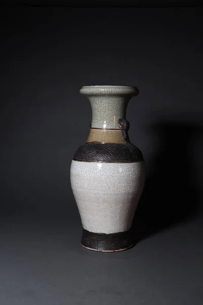 Eine Vertikale Aufnahme Einer Traditionell Bemalten Chinesischen Vase Mit Dunklem — Stockfoto