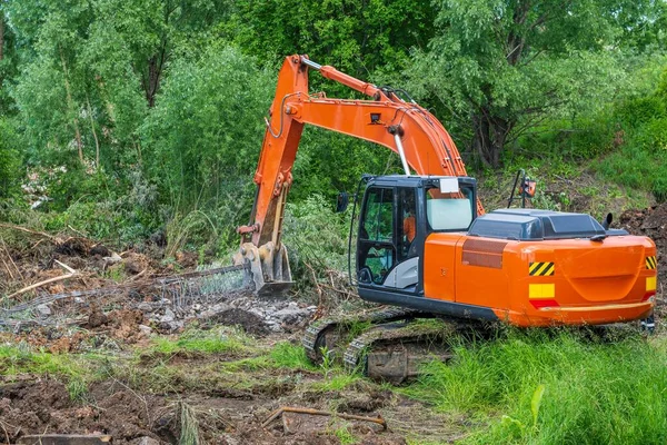 Powerful Orange Excavator Help Crusher Rig Crushes Reinforced Concrete Structures — Stock Photo, Image