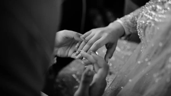 Graustufenaufnahme Einer Brautjungfer Die Eine Hand Der Braut Hält — Stockfoto