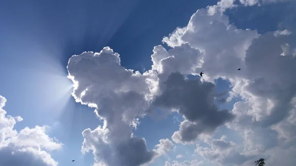 Nuvole Luce Del Sole Prima Della Pioggia — Foto Stock