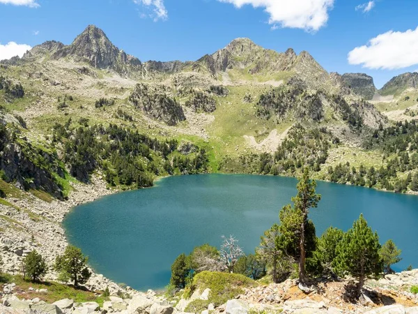 在Gerber山谷 Aiguestortes和Estany Sant Maurici国家公园有湖泊和山峰的山区景观 在矮草丛中远足 — 图库照片