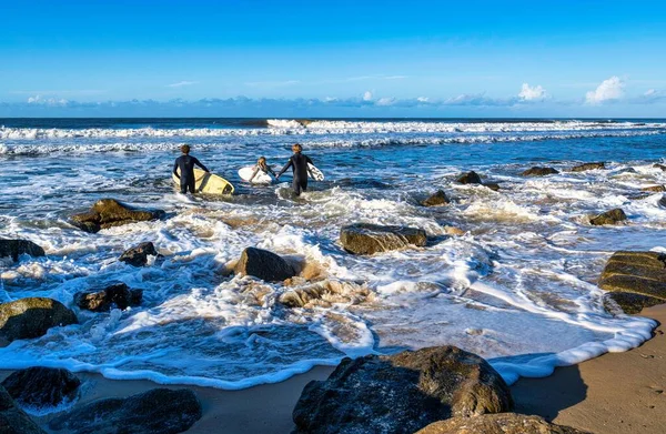 Drei Surfer Versuchen Die Sich Nähernden Wellen Späten Nachmittag Der — Stockfoto