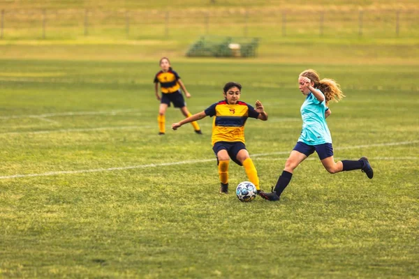 Genç Kızlar Gençler Futbol Maçında Futbol Oynuyorlar — Stok fotoğraf