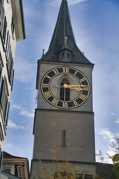 Vertikale Aufnahme Eines Kirchturms Der Kirche Peter Mit Turmuhr Zürich — Stockfoto