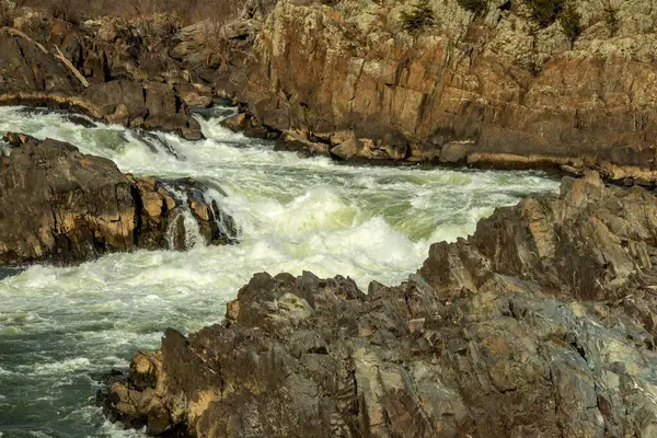 Kayaların Üzerinden Akan Bir Nehrin Manzarası — Stok fotoğraf
