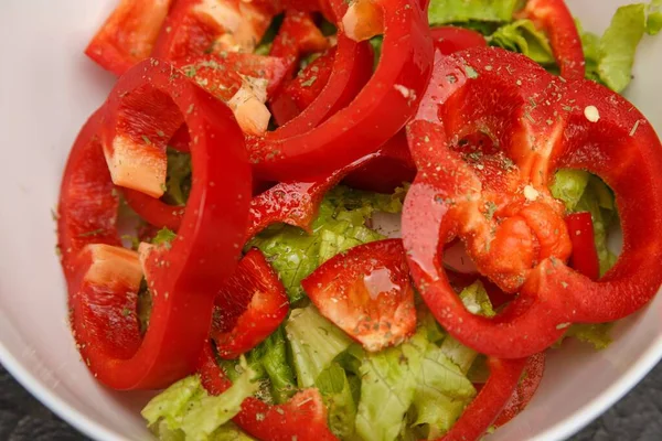 Primer Plano Una Ensalada Verduras Frescas Picadas Pimentón Rojo Tomates —  Fotos de Stock