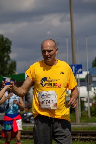 Biegacz Żółtej Koszuli Wings Life World Run — Zdjęcie stockowe