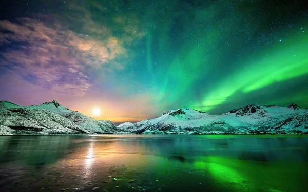 Maravilloso Paisaje Luces Del Norte Aurora Boreal Sobre Montañas Nevadas — Foto de Stock