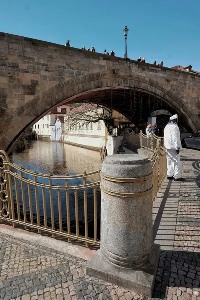 チェコ共和国プラハの川に架かる橋の垂直ショット — ストック写真
