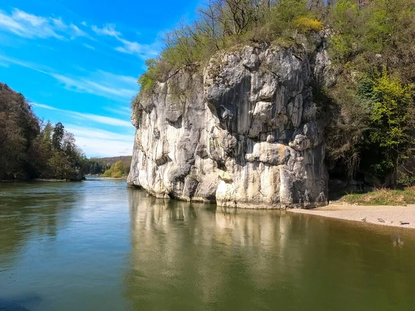 Μια Μαγευτική Θέα Των Παράκτιων Βράχων Του Ποταμού Που Περιβάλλεται — Φωτογραφία Αρχείου