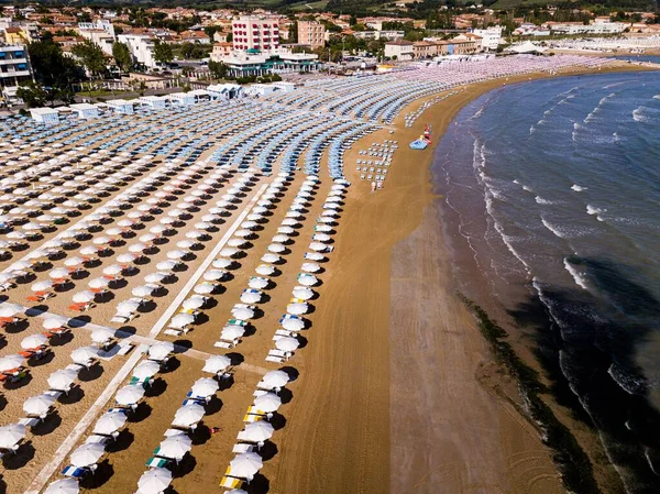 İtalya, Temmuz 2022: Denizi, plajları ve şemsiyeleriyle Fano şehrinin havadan görünüşü