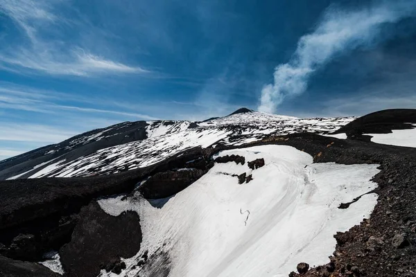 Ein Schöner Blick Auf Schneebedeckte Hügel — Stockfoto