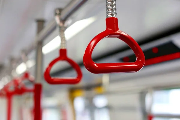Detailní Záběr Červených Držadel Metru — Stock fotografie