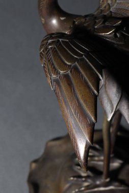 Gri bir arka planda geleneksel Çin dekorasyonunun dikey bir görüntüsü.