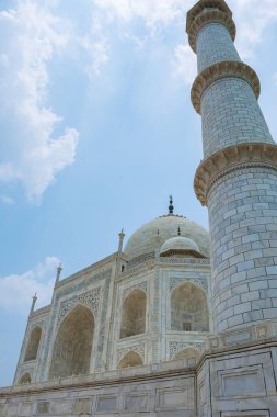 Mughal 'ın başkenti Agra' daki tarihi Taj Mahal 'in dikey alçak açılı görüntüsü