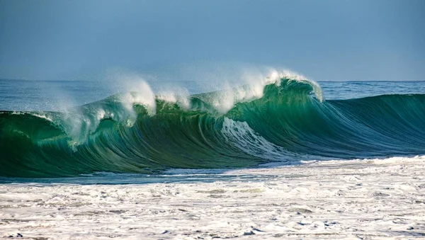 Uma Onda Azul Verde Vítrea Quebrando Com Spray — Fotografia de Stock