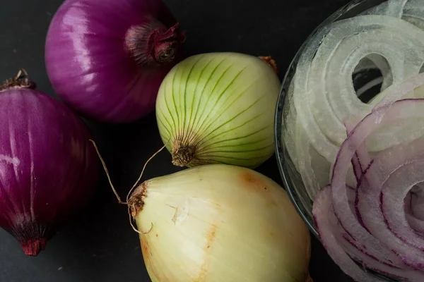 Closeup Colorful Onions Half Sliced Half Whole — Stock Photo, Image