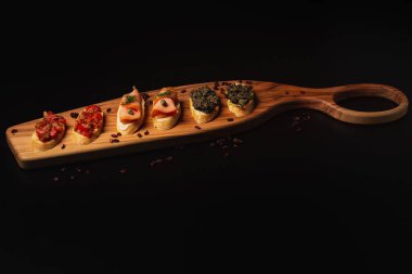 Dekoratif ahşap bir masanın üzerinde farklı malzemelerle servis edilen