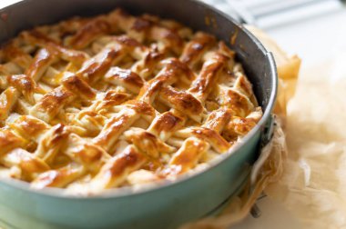 Nefis elmalı turta masada.