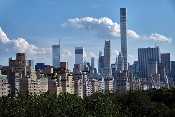 Een Antenne Uitzicht New York City Skyline Achter Weelderige Groene — Stockfoto