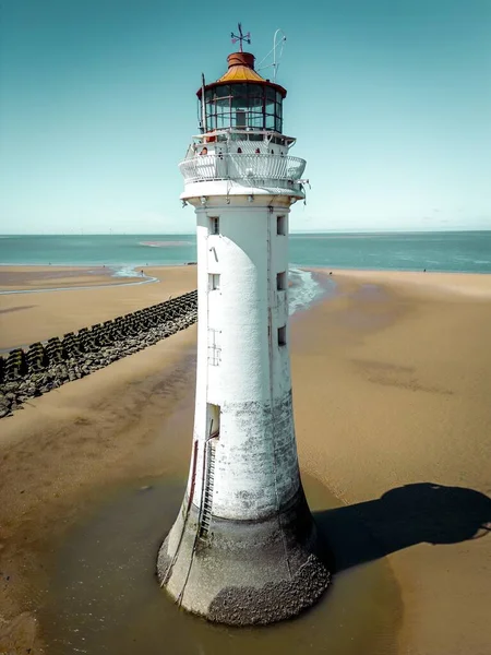 Eine Vertikale Aufnahme Eines Weißen Leuchtturms Strand — Stockfoto