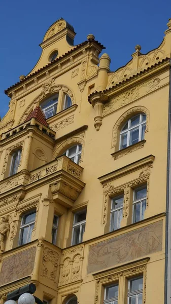 Μια Χαμηλή Γωνία Ενός Όμορφου Σπιτιού Στην Πράγα Τσεχία — Φωτογραφία Αρχείου