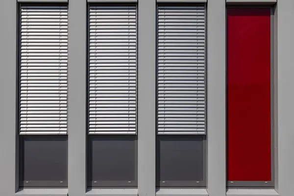 Fenster Mit Halb Geschlossenen Rollläden — Stockfoto