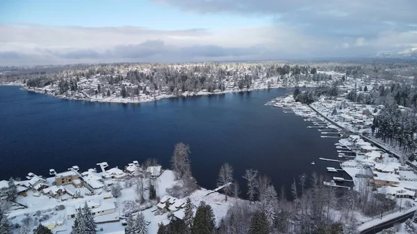 Vzdušný Letoun Výhledem Jezero Stevens Obklopen Stromy Domy Pokryté Sněhem — Stock fotografie