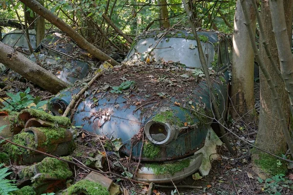 Tiro Carro Abandonado Velho Floresta — Fotografia de Stock