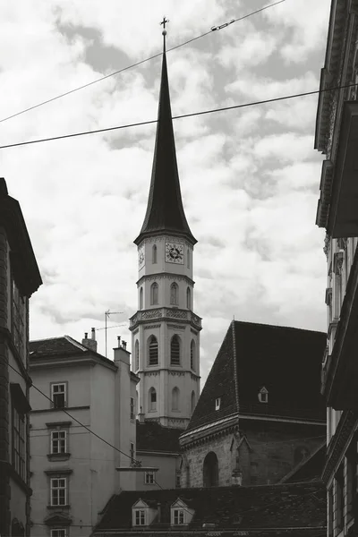 Een Verticale Grijsschaal Opname Van Een Kerk Van Saint Michael — Stockfoto
