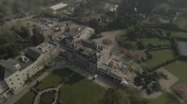 Hertfordshire Essex sınırındaki Down Hall Hotel & Spa 'nın insansız hava aracı görüntüleri.