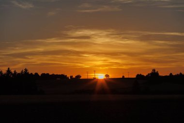 Bulutlu gökyüzünde güzel dramatik bir gün batımı