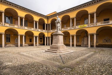 Pavia Üniversitesi avlusunda Alessandro Volta heykeli var. Dünyanın en eski üniversitelerinden biri olarak kabul edilir..