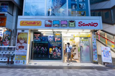 Akihabara, Japonya- 5 Eylül 2020: Bir adam Akihabara 'daki bir anime dükkanından çıkıyor.