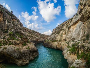 Uçurumlarla çevrili Ghasri Vadisi deniz kanyonunun hava manzarası.