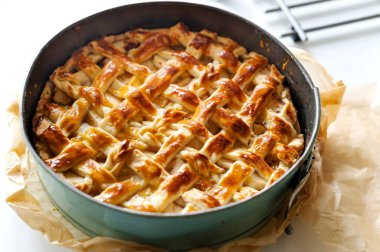 Nefis elmalı turta masada.