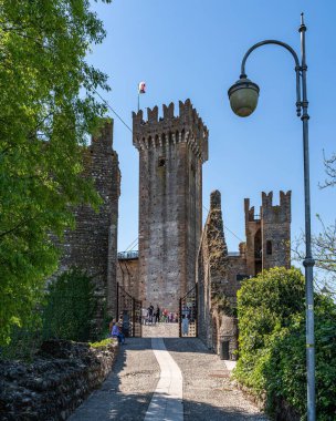 Valleggio sul Mincio, Veneto, İtalya, Nisan. 2022 - Valleggio Konsolosu Mincio 'nun Castello Scaligero' su, 14. yüzyılda inşa edildi.