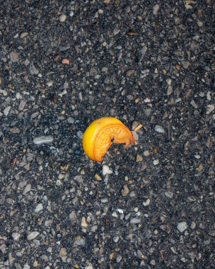 Buzlu limon dilimine yakın çekim.