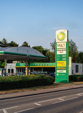 Newbury, Birleşik Krallık - Temmuz 2022: BP benzin istasyonu İngiltere 'de yüksek akaryakıt fiyatı tabelalarını gösteriyor