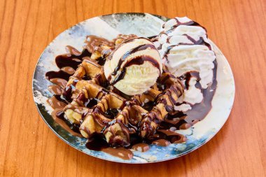 Çikolatalı, kremalı ve vanilyalı bir waffle.