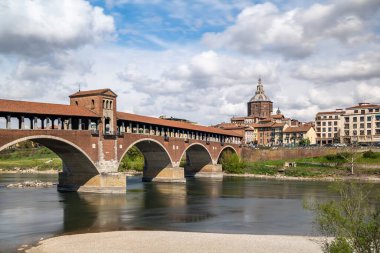Pavia 'daki Ponte Koperto (Kapalı Köprü), Ticino Nehri üzerindeki tuğla kemer köprüsü, Lombardy, İtalya