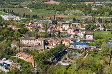 Borghetto Konsolosu Mincio 'nun hava manzarası, Valleggio Konsolosu Mincio' nun köyü ve İtalya 'nın en güzel köylerinden biri, Veneto bölgesi.