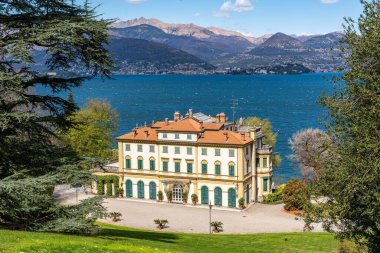Stresa 'daki Villa Pallavicino Maggiore Gölü, Piedmont, İtalya manzaralı güzel bir park ile çevrilidir.