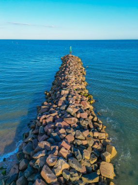 Mavi deniz mavi gökyüzü dalgalı su Ramsgate Kent İngiltere