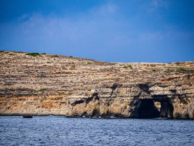 Sahildeki kayalıkların doğal manzarası.