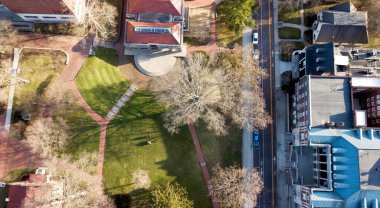 Güpegündüz parkın yakınındaki evlerin manzarası.