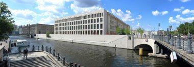 Humboldt Forum 'unu yeniden inşa etti. Modern ve orijinal barok cepheleri karıştırdı. Avrupa dışı sanat için etnolojik bir müze ve müzedir.