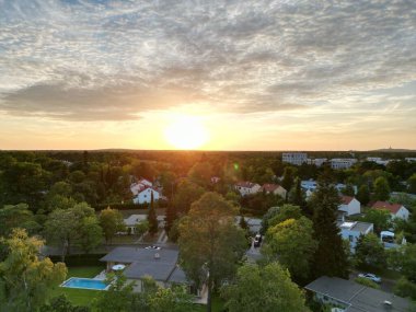 Ağaçlarla çevrili modern Buidlings 'in yüksek açılı görüntüsü