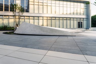 Modern ofis binasının önünde boş bir zemin kat.